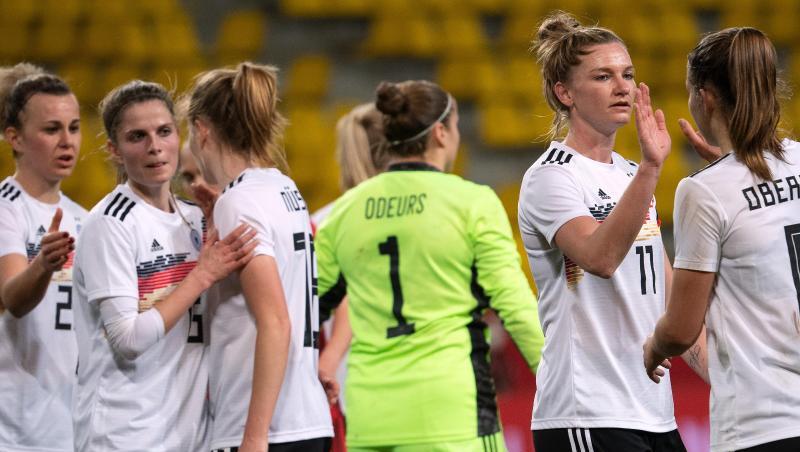 Deutschlands Spielerinnen klatschen sich nach dem 2:0-Sieg ab.