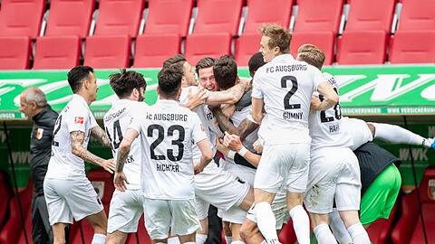 Der FC Augsburg bejubelt den Treffer von Rani Khedira (M).
