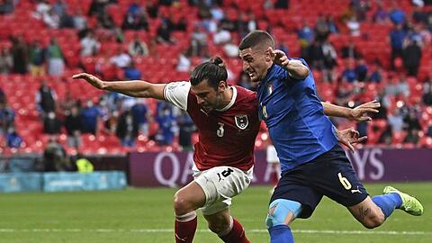 Der Italiener Marco Verratti (r) im Laufduell mit Aleksandar Dragovic.