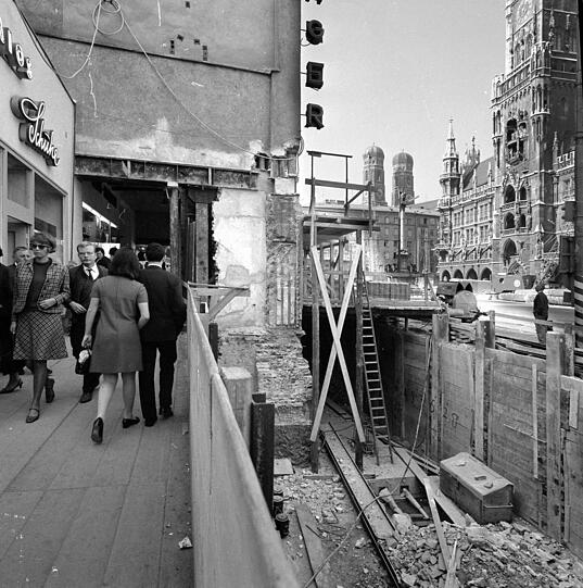 Mai 1967: Trotz Großbaustelle am Marienplatz läuft das Leben im Herzen Münchens weiter.