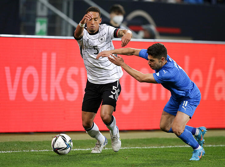 Unter Bundestrainer Hansi Flick eine feste Größe in der deutschen Nationalmannschaft: Thilo Kehrer (l.).