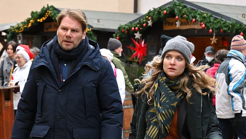 "Erzgebirgskrimi: Ein Mord zu Weihnachten": Kommissar Robert Winkler (Kai Scheve) und seine Kollegin Karina Szabo (Lara Mandoki) besuchen den Stand von Markert.