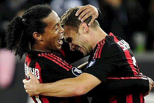 Ob auch Ronaldinho und Shevchenko ihre Gehälter nicht ppünktlich bekommen?