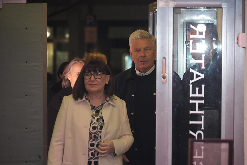 Dieter Reiter und seine Frau Petra betreten das Oberangertheater. Da ist schon klar, dass er die Wahl verloren hat.