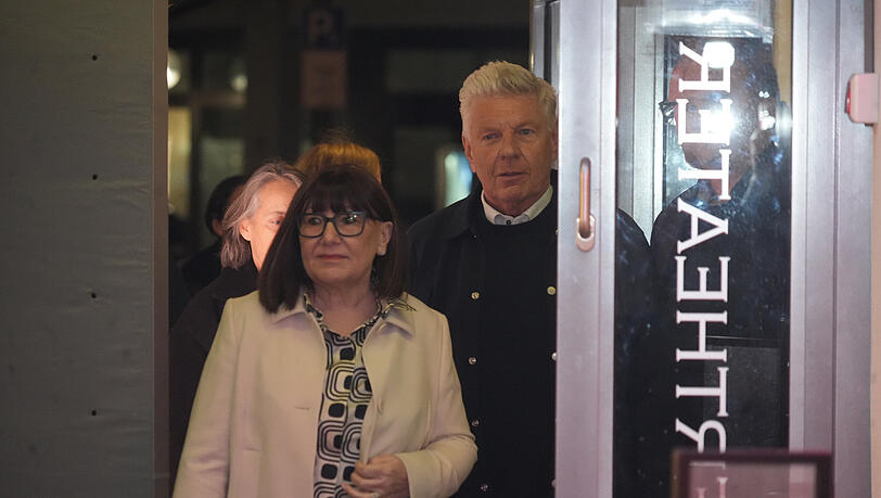 Dieter Reiter und seine Frau Petra betreten das Oberangertheater. Da ist schon klar, dass er die Wahl verloren hat.