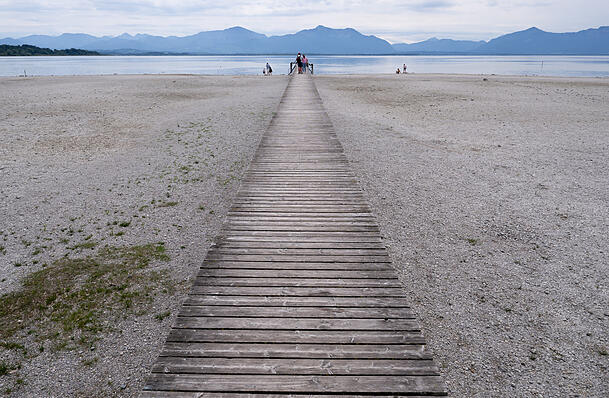 Der Chiemsee Anfang Juni. Auch zum Ende des Monats führt der Chiemsee so wenig Wasser wie selten um diese Jahreszeit. Der Chiemsee Anfang Juni. Auch zum Ende des Monats führt der Chiemsee so wenig Wasser wie selten um diese Jahreszeit.