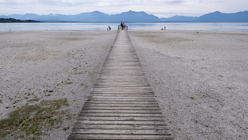 Der Chiemsee Anfang Juni. Auch zum Ende des Monats f&uuml;hrt der Chiemsee so wenig Wasser wie selten um diese Jahreszeit.