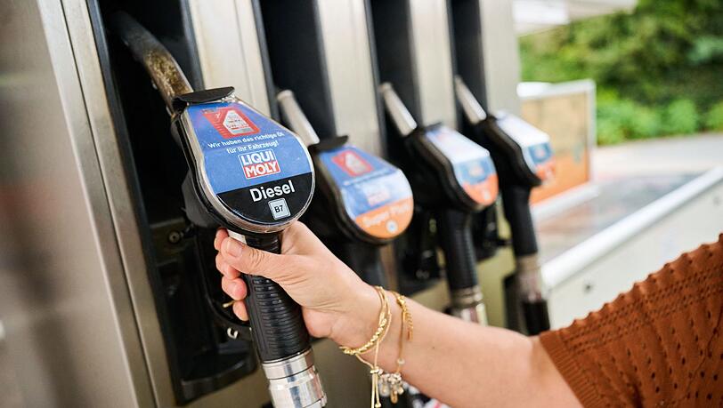 Seit dem 1. Oktober gilt für Benzin und Diesel, die Tanklager und Raffinerien verlassen, ein Steuernachlass von 16,7 Cent pro Liter. Seit dem 1. Oktober gilt für Benzin und Diesel, die Tanklager und Raffinerien verlassen, ein Steuernachlass von 16,7 Cent pro Liter.