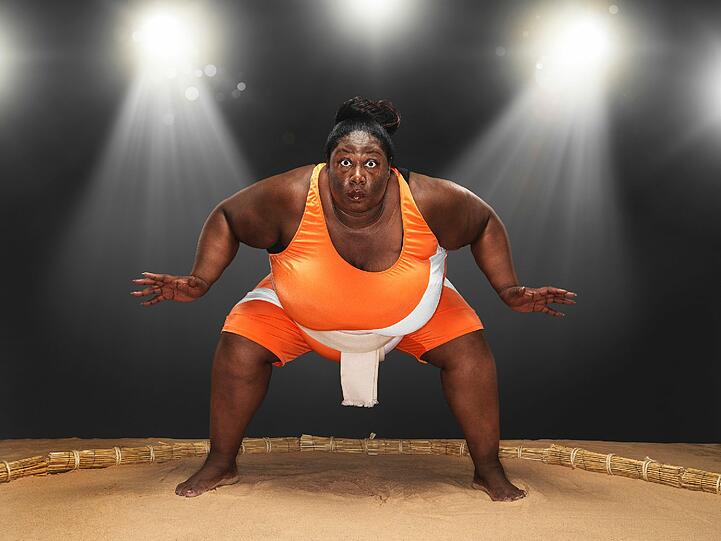 Auch die wohl dickste Sportlerin der Welt ist da &ndash; eine der wenigen weiblichen Sumo-Ringerinnen. Für die Fotografen legt die 203,21 Kilogramm schwere Frau gern einen ihrer männlichen Sumo-Kollegen &ndash; gewiss kein Leichtgewicht &ndash; auf die Matte.