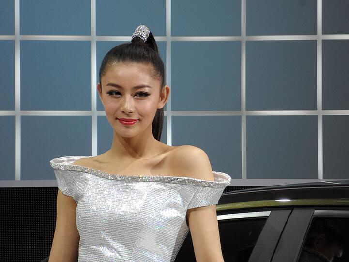 Schöne Frauen an neuen Autos: Eine nach wie vor unschlagbar attraktive Kombination - auch in Shanghai.