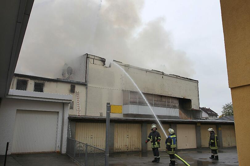 Einsatzkräfte der Feuerwehr löschen am 12.10.2013 einen Großbrand im Melodrom, einer Kombination aus Kino und Diskothek in Kaufbeuren-Neugablonz. In den Morgenstunden war in dort ein Feuer ausgebrochen.