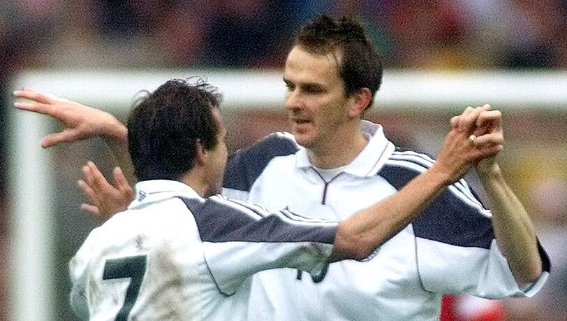 PLATZ 6 - 7. Oktober 2000: Goodbye old Wembley, tschüs altes Wembley! Im letzten Spiel vor dem großen Umbau sorgt Didi Hamann in der WM-Quali mit seinem Freistoß aus gefühlt 50 Metern für einen 1:0-Sieg der Deutschen, Oliver Kahn hält mal wieder alles. Der Versuch, per Abstimmung eine dann zum neuen Stadion führende Brücke „Didi-Hamann-Bridge" zu nennen, scheitert. PLATZ 6 - 7. Oktober 2000: Goodbye old Wembley, tschüs altes Wembley! Im letzten Spiel vor dem großen Umbau sorgt Didi Hamann in der WM-Quali mit seinem Freistoß aus gefühlt 50 Metern für einen 1:0-Sieg der Deutschen, Oliver Kahn hält mal wieder alles. Der Versuch, per Abstimmung eine dann zum neuen Stadion führende Brücke „Didi-Hamann-Bridge" zu nennen, scheitert.