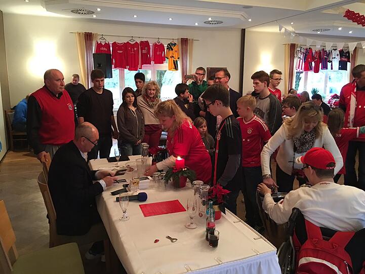 Bayern-Stars zum Anfassen: Die Bilder von den Adventsbesuchen bei den Fanclubs zum Durchklicken