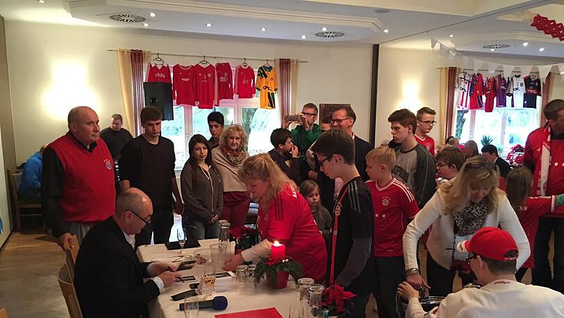 Bayern-Stars zum Anfassen: Die Bilder von den Adventsbesuchen bei den Fanclubs zum Durchklicken Bayern-Stars zum Anfassen: Die Bilder von den Adventsbesuchen bei den Fanclubs zum Durchklicken