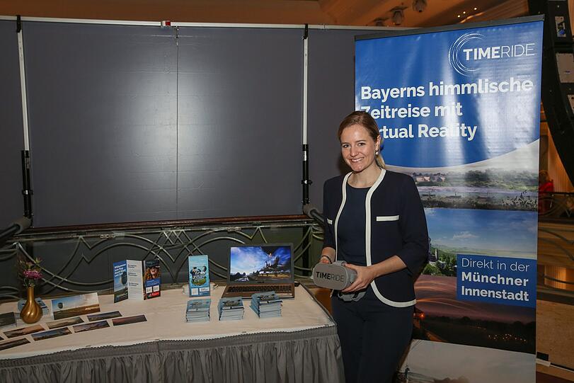Sibylle Randoll von TimeRide präsentiert einen virtuellen Flug durch die Zeit.