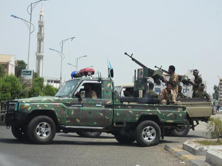 Separatisten des sogenannten Südlichen Übergangsrats fahren durch Aden (Archiv).