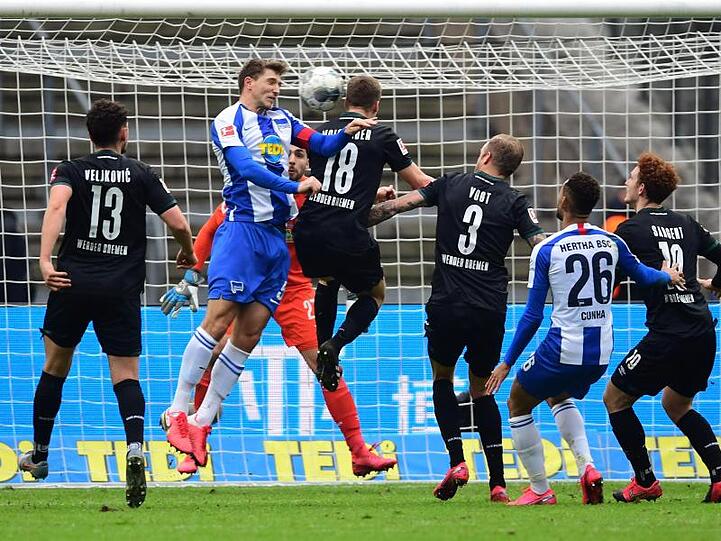 Niklas Stark (2.v.l) brachte mit seinem Tor Hertha gegen Werder zurück ins Spiel.