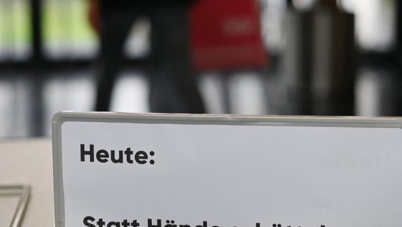 Ein Schild mit der Aufschrift "Heute statt Hände schütteln - ein Lächeln schenken". Foto: Frank May/dpa - Zentralbild/dpa Ein Schild mit der Aufschrift "Heute statt Hände schütteln - ein Lächeln schenken". Foto: Frank May/dpa - Zentralbild/dpa