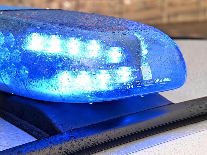 Ein Streifenwagen der Polizei steht mit eingeschaltetem Blaulicht am Straßenrand. Foto: Carsten Rehder/dpa/Symbolbild