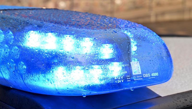 Ein Streifenwagen der Polizei steht mit eingeschaltetem Blaulicht am Straßenrand. Foto: Carsten Rehder/dpa/Symbolbild Ein Streifenwagen der Polizei steht mit eingeschaltetem Blaulicht am Straßenrand. Foto: Carsten Rehder/dpa/Symbolbild