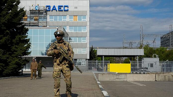 Ein russischer Soldat steht auf dem Gelände des Kernkraftwerks Saporischschja.