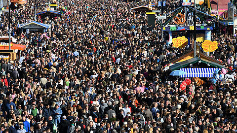 Unzählige Oktoberfestbesucher gehen über die Theresienwiese. Die Wiesn endet an diesem Montag.