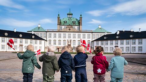 Auf Schloss Fredensborg wird Margrethe einem Konzert lauschen - und vielleicht wieder von jungen Landsleuten wie diesen 2021 begrüßt. (Archivbild)