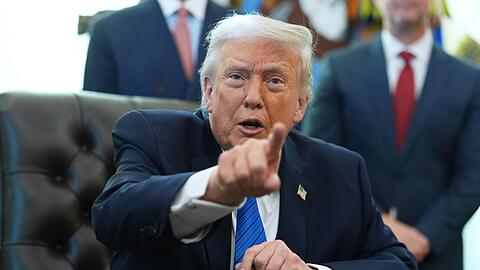 Weitere Kriegsschiffe seien unterwegs in Richtung Iran, sagt US-Pr&auml;sident Donald Trump.