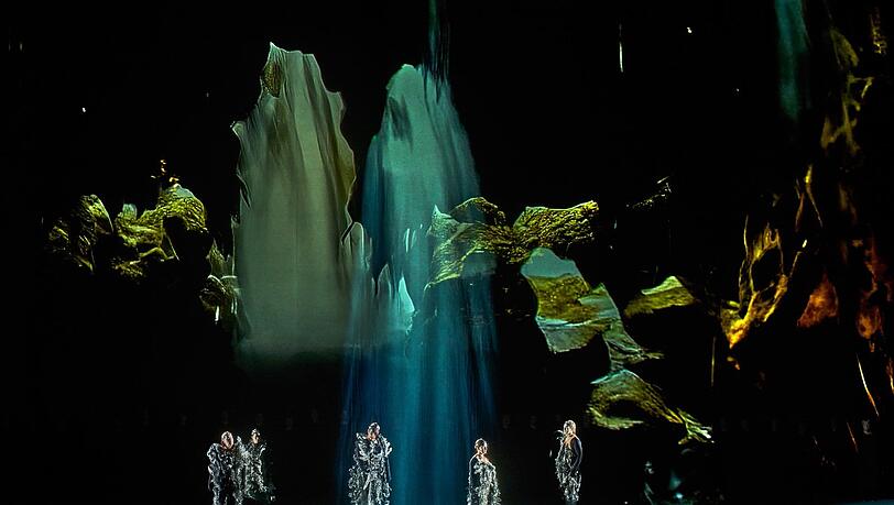 Die Protagonisten der „Götterdämmerung“ vor den Projektionen des Bayreuther KI-„Rings“. Die Protagonisten der „Götterdämmerung“ vor den Projektionen des Bayreuther KI-„Rings“.