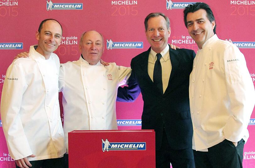 Michael Ellis (Michelin) mit den französischen Köchen Maxime Meilleur, seinem Vater Rene Meilleur und Yannick Alleno