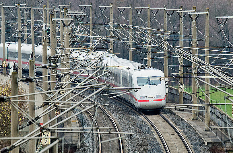 Ein ICE der Deutschen Bahn auf der Schnellfahrstrecke Hannover-Kassel: Hier geht für zwei Wochen nichts mehr. Foto: Julian Stratenschulte