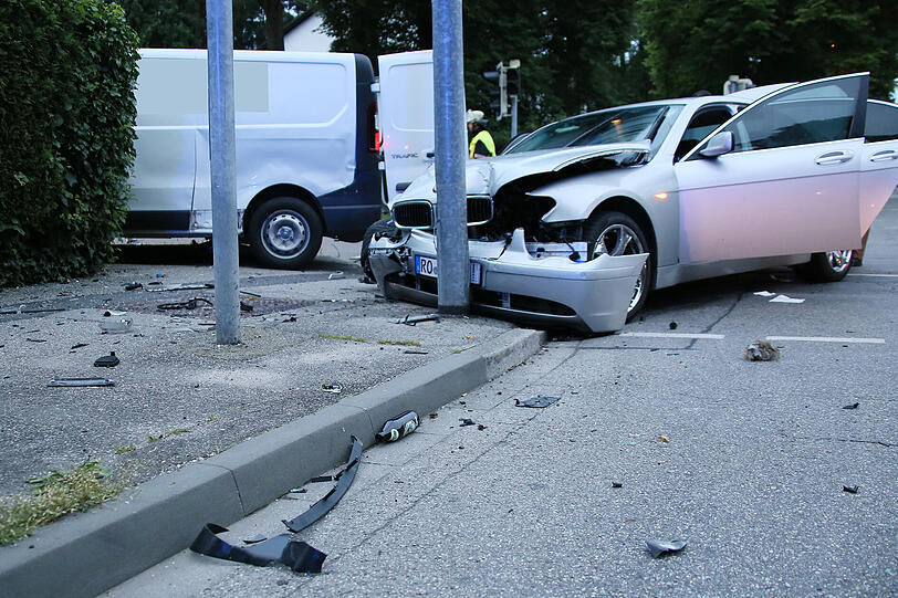 Ein Atemalkohol-Test bei dem BMW-Fahrer ergab einen Wert von 1,6 Promille, er wurde daraufhin von der Polizeistreife nach Mühldorf in Krankenhaus gebracht.