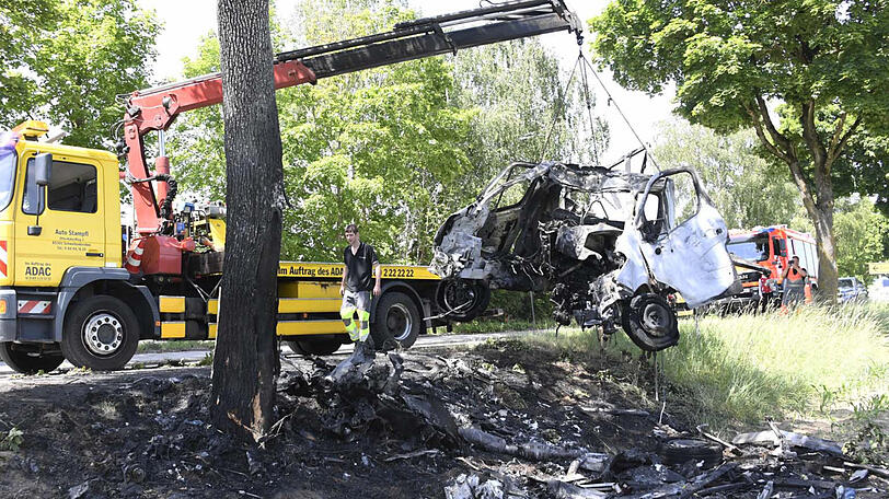 Der Klein-Lkw ist ein Wrack, der Fahrer überlebt mit schwersten Verletzungen. Die Bilder vom Unfallort bei Allershausen.