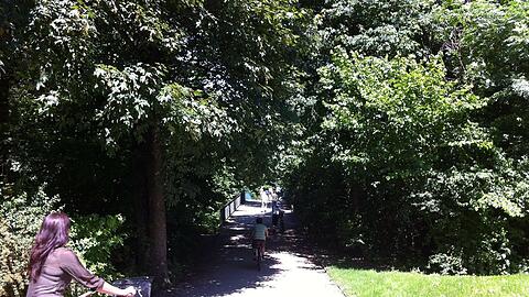 Nadelöhr für Radler: Die Hochbrücke über den Isarring auf der Höhe des Seehauses.