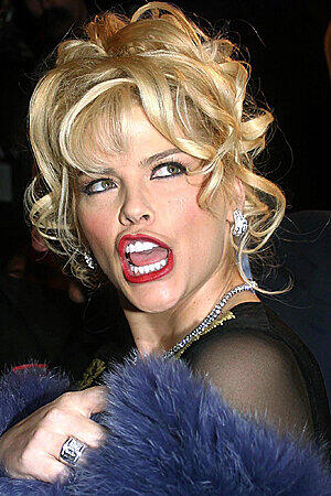 Anna-Nicole Smith starb 2007 in einem Hotelzimmer. Ihre persönliche Krankenschwester hat das Playmate aufgefunden. Die Todesursache laut Obduktion: Medikamenten-Überdosis.