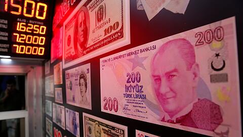 Kopie einer 200-Lira-Banknote mit einem Foto des Gründers der Republik Türkei, Mustafa Kemal Atatürk, in einer Wechselstube in Istanbul.