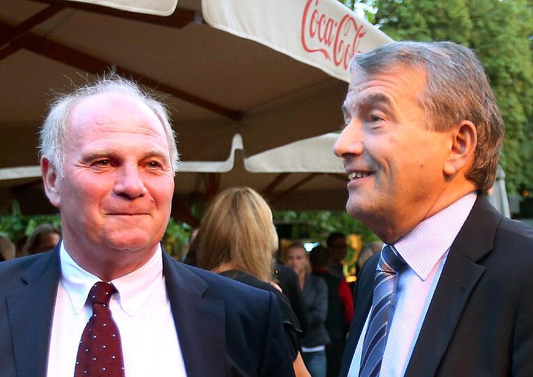 Uli Hoeneß (l), Präsident des FC Bayern München, und Wolfgang Niersbach, Präsident des Deutschen Fußball-Bundes (DFB)