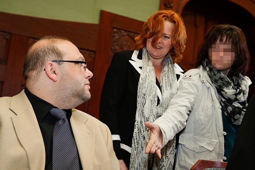 Susanne K. (r), Mutter von Peggy, reicht Ulvi K. am 10.04.2014 vor Beginn des Wiederaufnahmeverfahrens vor dem Landgericht Bayreuth (Bayern) neben ihrer Anwältin die Hand