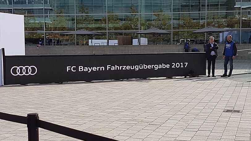 Mittlerweile fast schon Tradition: Die Fahrzeugübergabe des FC Bayern.