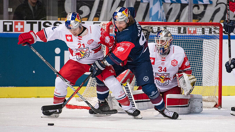 Bobby Raymond (EC Red Bull Salzburg) und Maximilian Kastner (EHC Red Bull München) vor dem Tor von Salzburgs Goalie Steve Michalek.