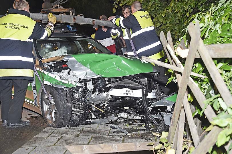 Demolierter Streifenwagen im Hasenbergel: Auf einer Kreuzung krachte das Einsatzfahrzeug in den Mini einer 23-Jährigen.