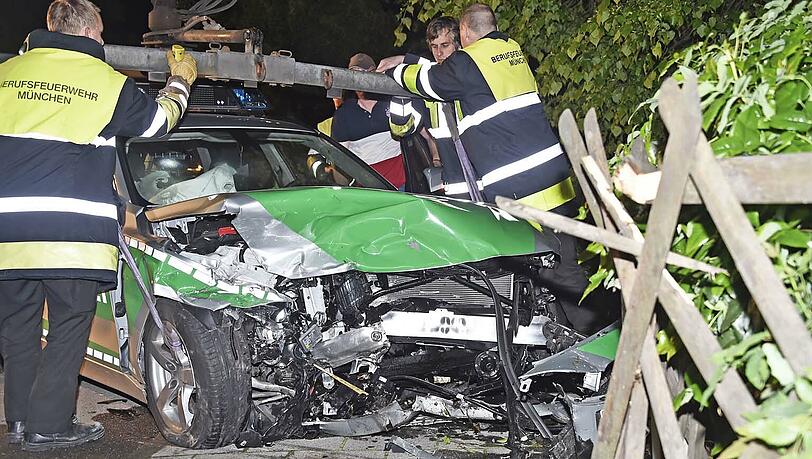 Demolierter Streifenwagen im Hasenbergel: Auf einer Kreuzung krachte das Einsatzfahrzeug in den Mini einer 23-Jährigen. Demolierter Streifenwagen im Hasenbergel: Auf einer Kreuzung krachte das Einsatzfahrzeug in den Mini einer 23-Jährigen.