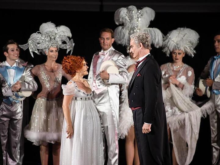 Der Theater- und Filmproduzent Florenz Ziegfeld (Heinrich Schalmeister) entdeckt Fannys (Katherine Mehrling) Talent und fördert es.