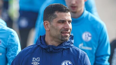 Der neue Trainer des FC Schalke 04, Dimitrios Grammozis, bemüht sich, Zuversicht auszustrahlen.