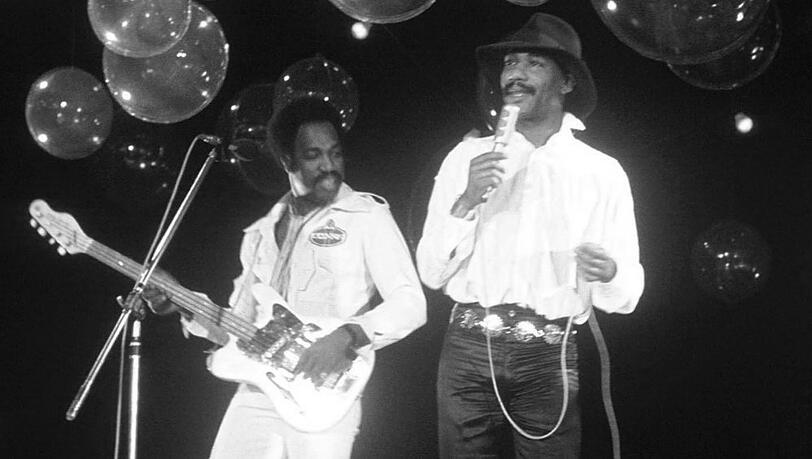 Hot-Chocolate-Bassist Tony Wilson auf der B&uuml;hne neben S&auml;nger Errol Brown.