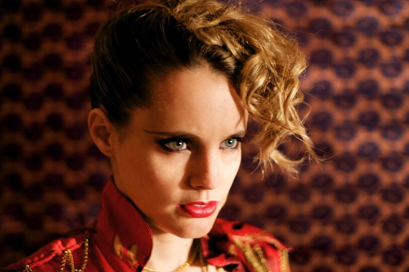 Hallende E-Gitarren und Texte gegen die Krankheit der Fröhlichkeit: Anna Calvi kommt ins Backstage.