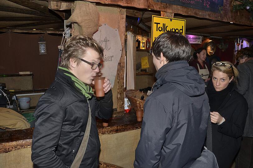 Name: Jagermet mit Bärenfang
Stand: Tollwood 
Preis: 6,20 Euro
Menge: 0,2 Liter
Sterne: 3/5

FAZIT: Sehr würziger Met mit Kick. Natürlich riecht er stark nach Honig, aber er schmeckt schon irgendwie aufregend. Bei dem irrwitzigen Preis lohnt sich das Erlebnis aber nicht.