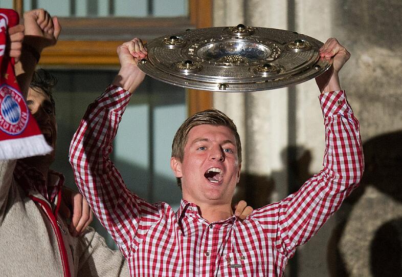 TONI KROOS, Note 3
An den Armen ist er ja nicht verletzt. Nutzte das nach seinem frechen Dusch-Auftritt im Stadion zu weiteren Bierverschwendungen: von oben herab.