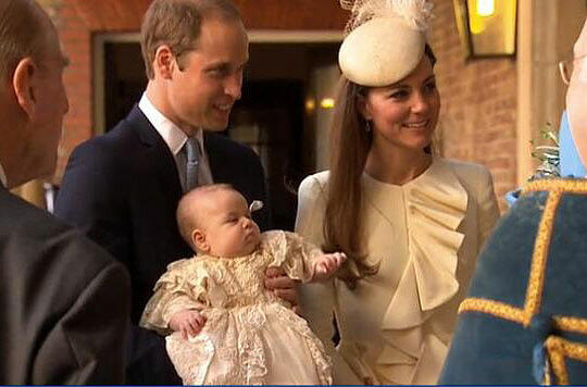 Kate, William und Baby George im St. James Palast.