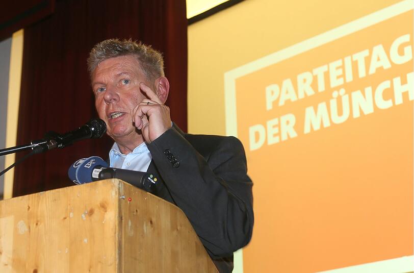 Nach Mitternacht: Dieter Reiter ist erleichtert, weil eine klare Mehrheit der Münchner SPD für die Zusammenarbeit mit der CSU im Münchner Rathaus gestimmt hat.